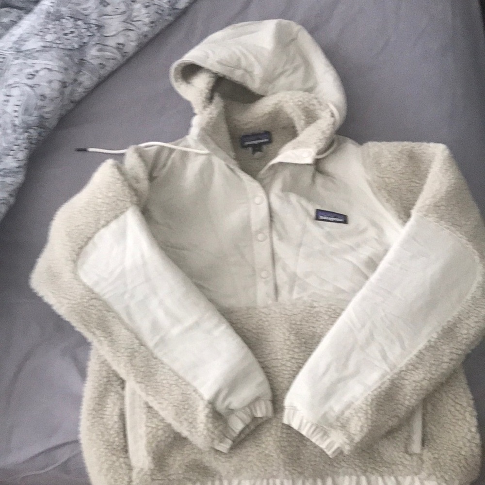 Patagonia three quarter snap jacket. Size small. Tan